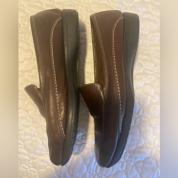 Naturalizer brown loafer in size 9 wide. Gently used but in good condition. - Picture 7 of 9